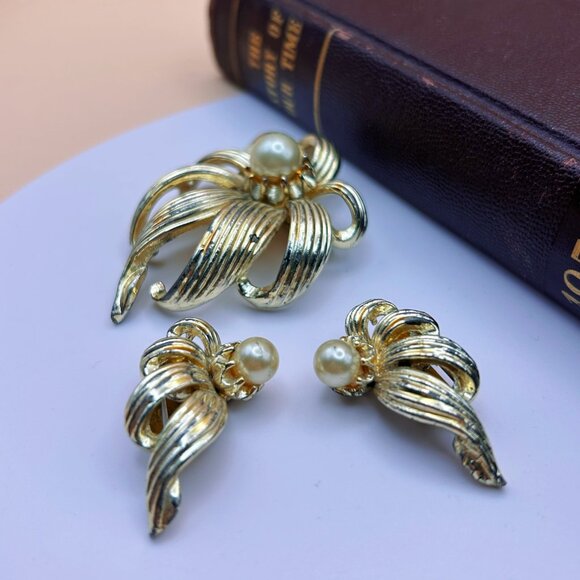 Vintage 1950s Coro Gold Tone Flower Brooch and Clip-On Earrings - Picture 3 of 6